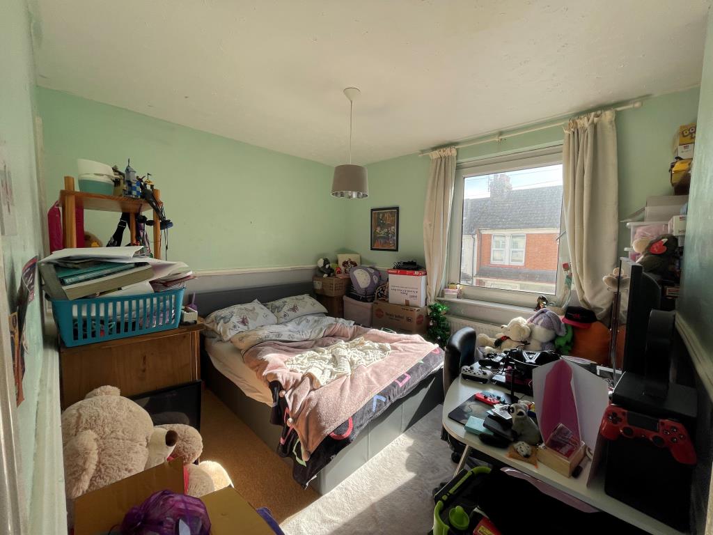 Lot: 79 - MID-TERRACE HOUSE FOR INVESTMENT - Bedroom one to front
